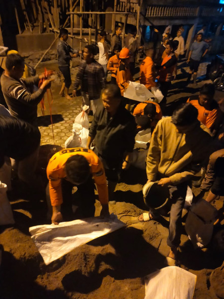 Tinjau Lokasi Banjir, Cawawako No Urut 4 Asma Ismail Ikut Gotong Royong Bersama Warga