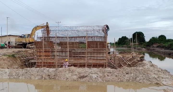 Buka Desa Terisolir, Bupati Afrizal Sintong Bangun Jembatan Air Hitam