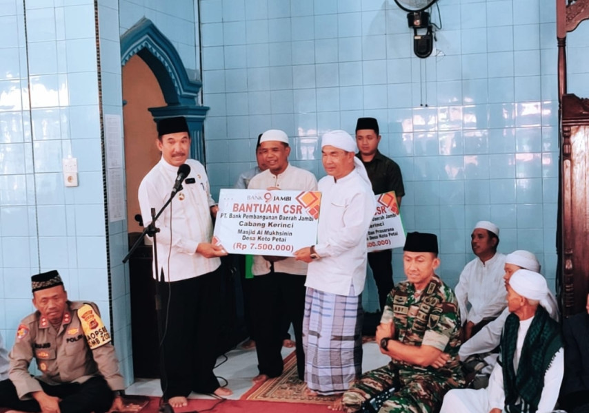 Safari Jum'at, PJ Bupati Kerinci Serahkan Bantuan CSR di Desa Koto Petai