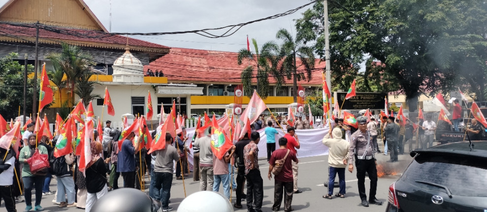 Turunkan Ratusan Massa, Forum LSM Riau Bersatu Geruduk Kantor Disdik Riau