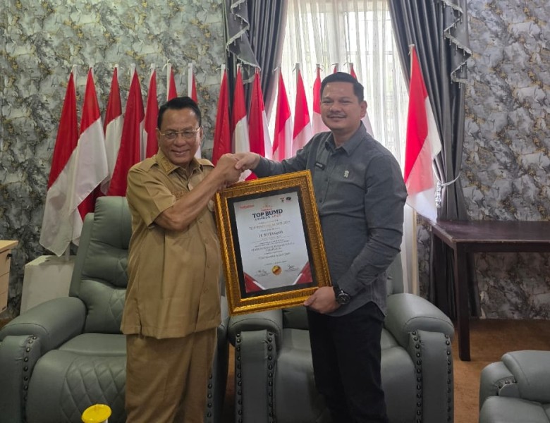 Bupati Bistamam Terima Plakat TOP BUMD Golden Awards Infobank Pertama di Riau