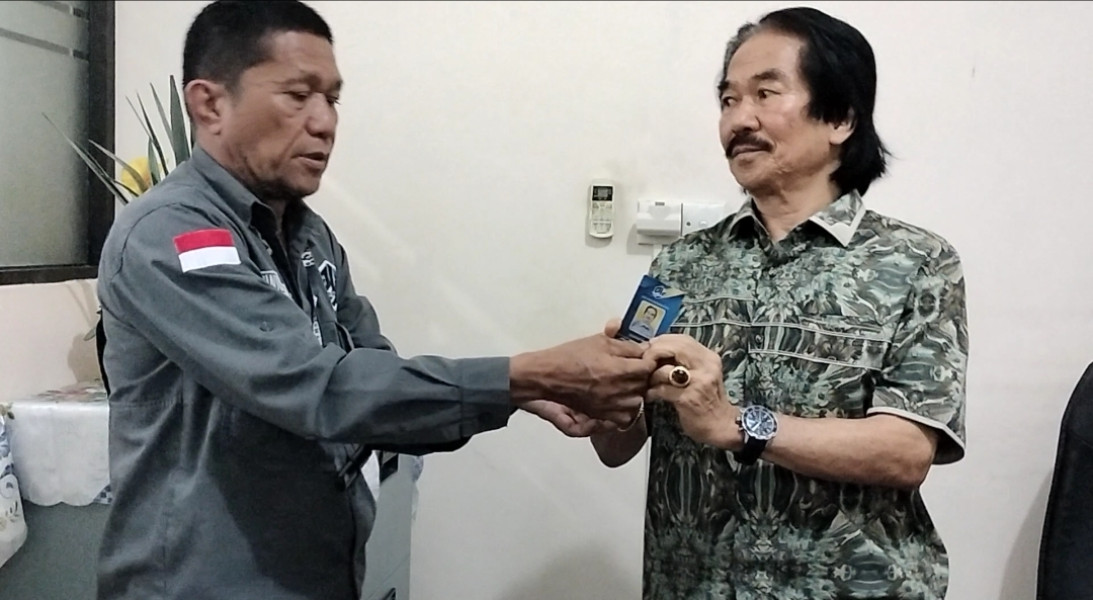 PJS Riau Berikan Kartu Pers Kehormatan kepada Achtar Ewo atas Dedikasinya pada Dunia Pers