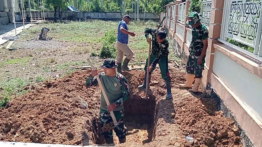 Pantang Menyerah di Bawah Terik, Satgas TMMD ke-129 Kebut Pembangunan MCK di TPU Blang Cot