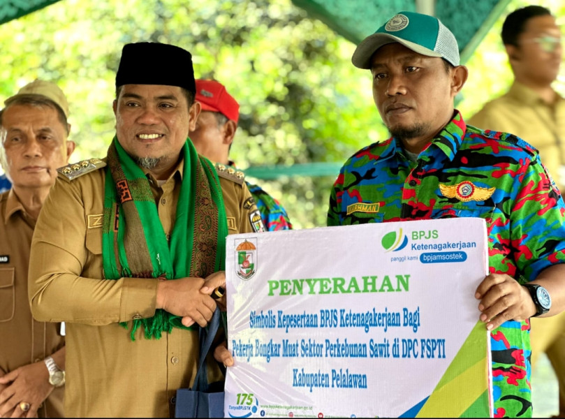 Bupati Pelalawan Serahkan Kartu BPJS Naker