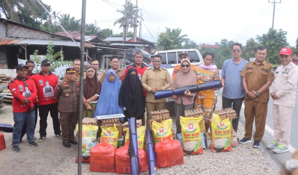 Tinjau Bencana Longsor di Delik, Bupati Zukri Serahkan Bantuan