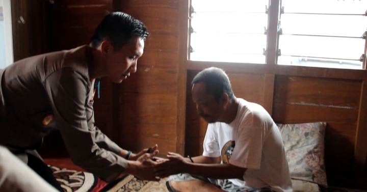 Pedulian Terhadap Wartawan ,Kapolres Rohil AKBP Andrian Parmudianto Jenguk Wartawan Sedang Sakit