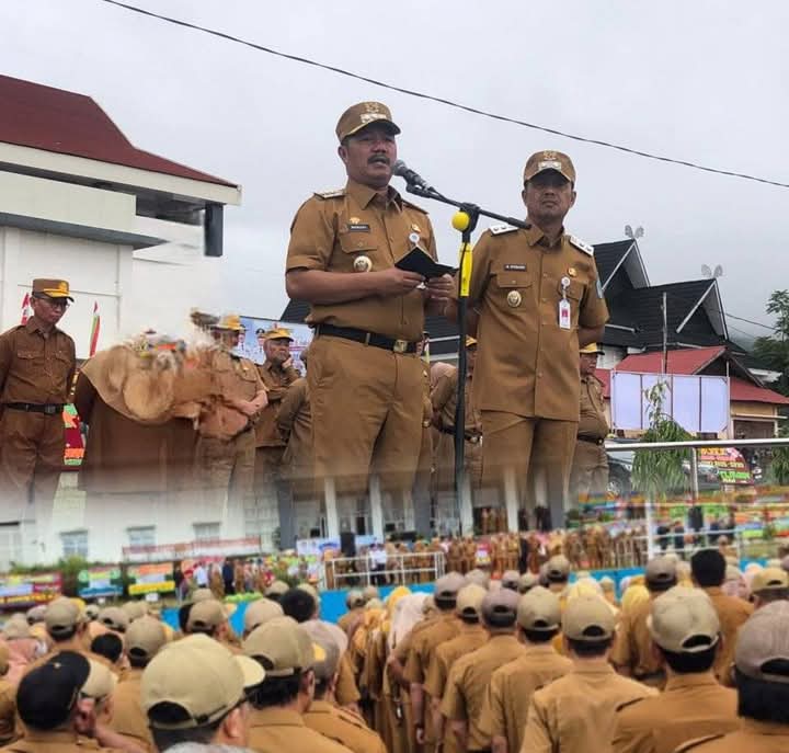 Apel Pertama, Bupati Kerinci Monadi Serahkan Santunan JKN kepada Masyarakat
