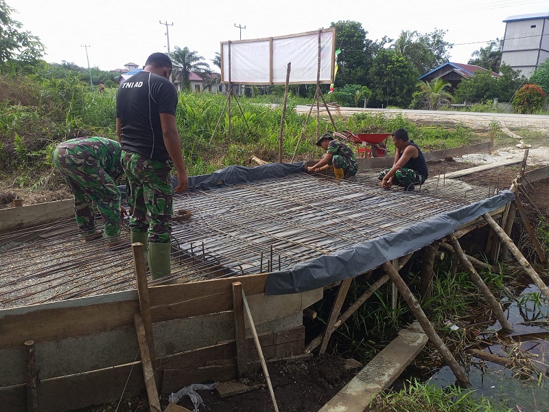 Satgas TMMD Ke-115 Kodim 0313/KPR lanjutkan Rangkai Besi Cor Lantai Jembatan