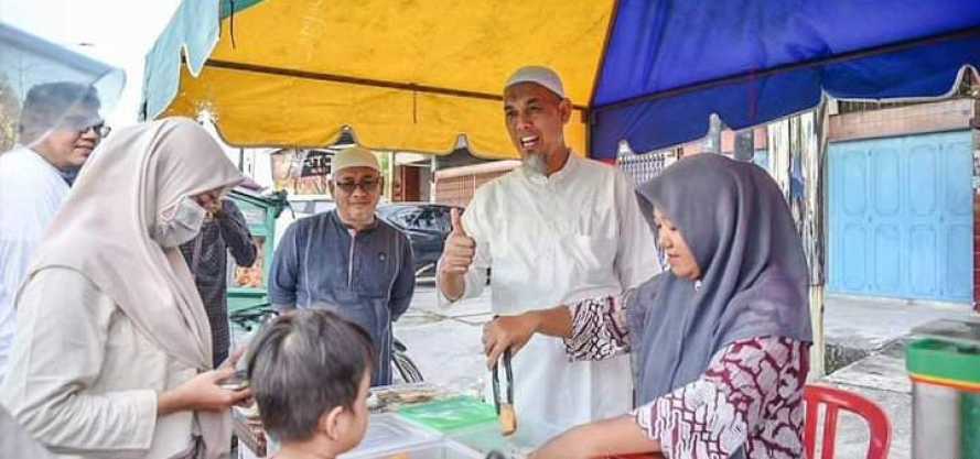 Sidak Ke Pasar Ramadan, Walikota Dumai Berbagi Takjil Untuk Berbuka