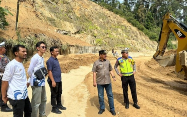 Bersama Pihak Balai dan Kasat Lantas Pj Bupati Kerinci Tinjau lokasi Lonsor di KM 18