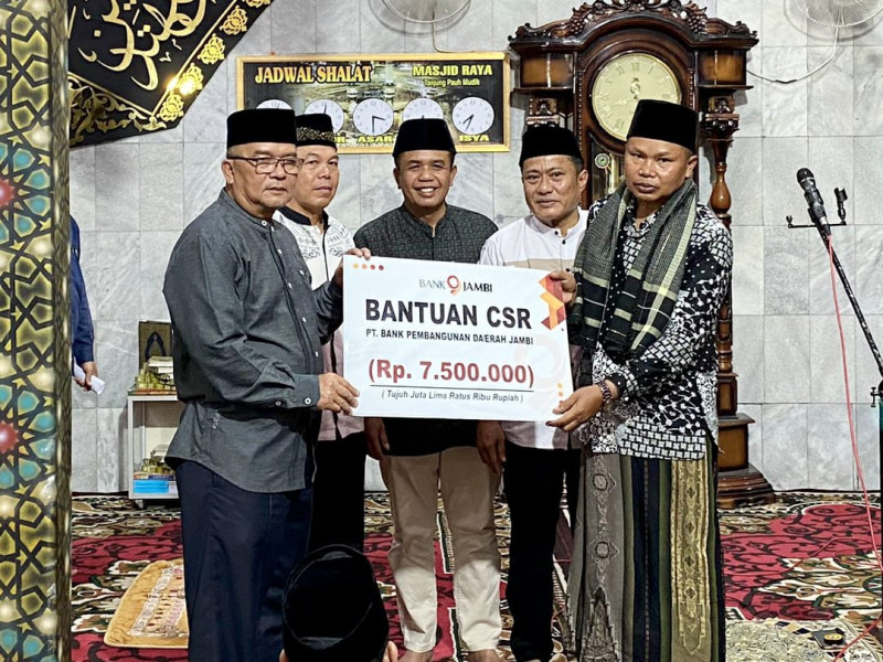 Sapari Ramadhan di Mesjid Raya Tanjung Pauh Mudik, Sekda Kerinci Salurkan Bantuan CSR