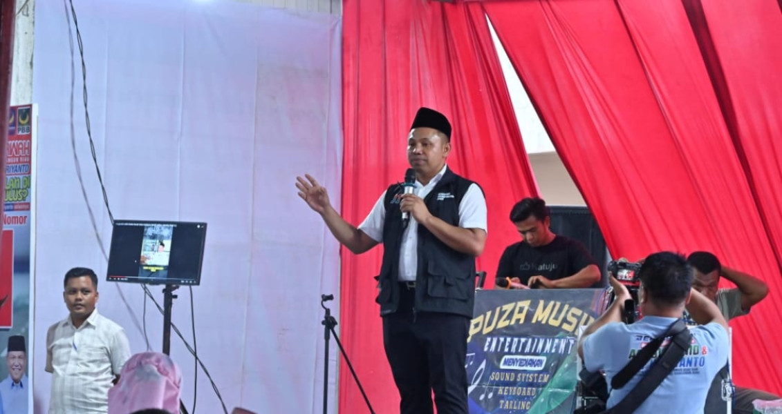 Relawan Emak-Emak Garis Keras Ujung Batu Histeris Sambut Kehadiran Cagubri Abdul Wahid