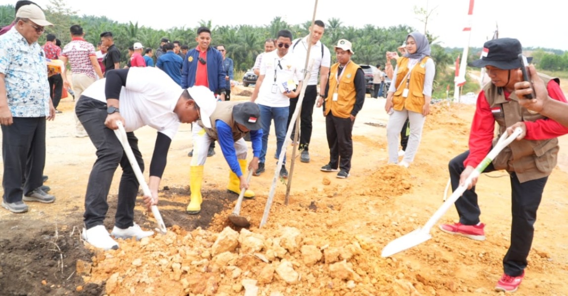 Bersama Wabup, Bupati Zukri Hadiri Gerakan Menanam Pohon di TPU KM 55