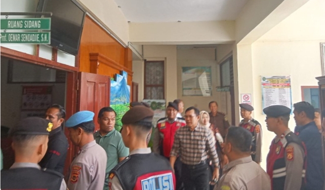 Mantan Walikota Ahmadi dan Istri Penuhi Panggilan PN Sungai Penuh Sebagai Saksi