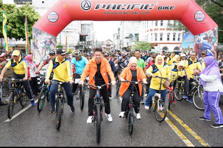 Bupati Afrizal Sintong Lepaskan Peserta Fun Bike