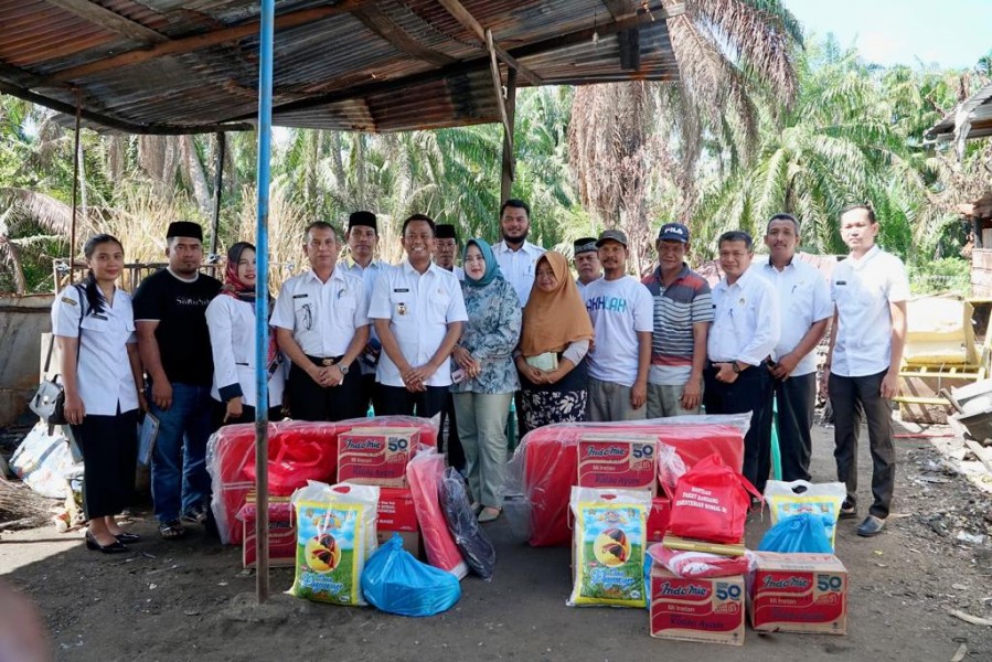 Wabup Sulaiman Serahkan Bantuan Untuk  Korban kebakaran Dibagan Punak