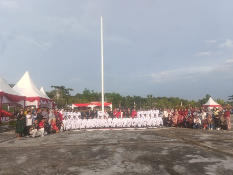 Meriah dan Khidmat, Upacara Penurunan Bendera HUT ke-80 RI di Pelalawan Dipimpin Husni Thamrin