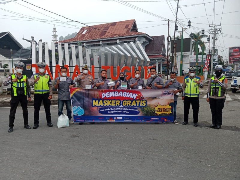 Kabut Asap Makin Tebal, SMSI-RRI dan Satlantas Polres Kerinci Bagikan Ribuan Masker di Sungai Penuh