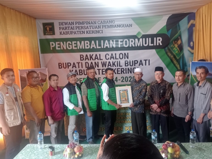 Datangi Kantor DPC PPP, Tim Relawan Dr.dr. Deri Mulyadi Kembalikan Formulir Pendaftaran