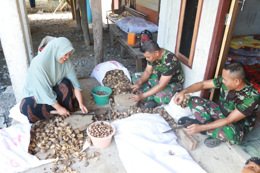 Satgas TMMD ke-129 Kodim 0102/Pidie Bantu Warga Kupas Pinang, Wujud Nyata Kemanunggalan TNI dan Rakyat