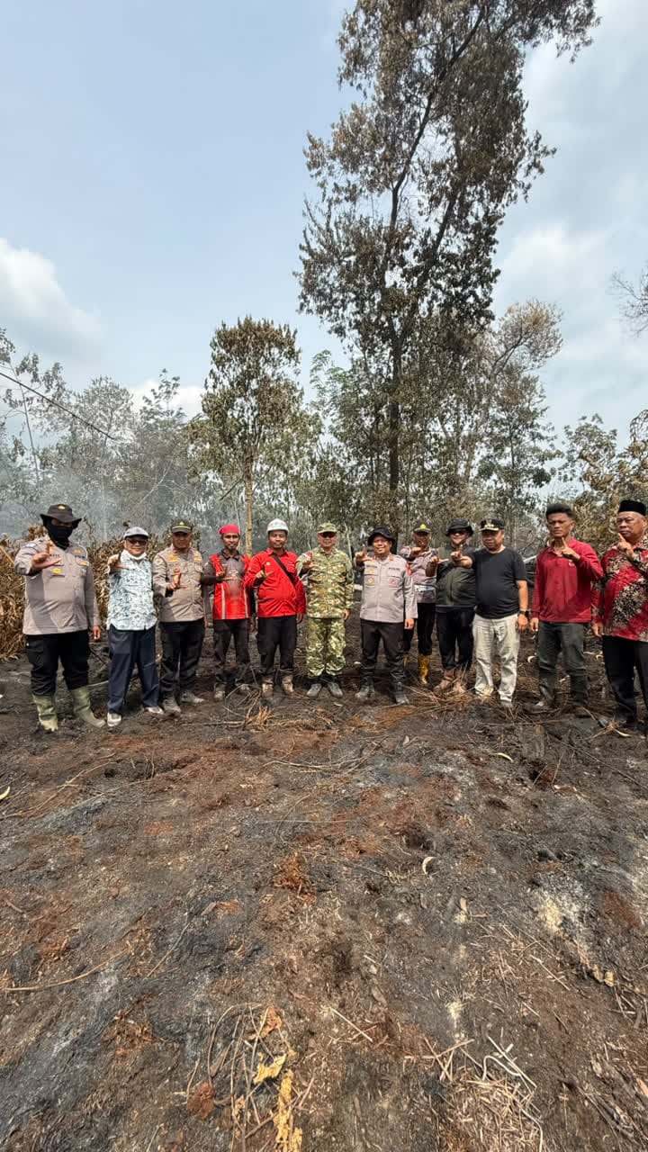 Wabup Pelalawan Bersama Kapolres Turun Langsung Padamkan Karhutla di Teluk Binjai