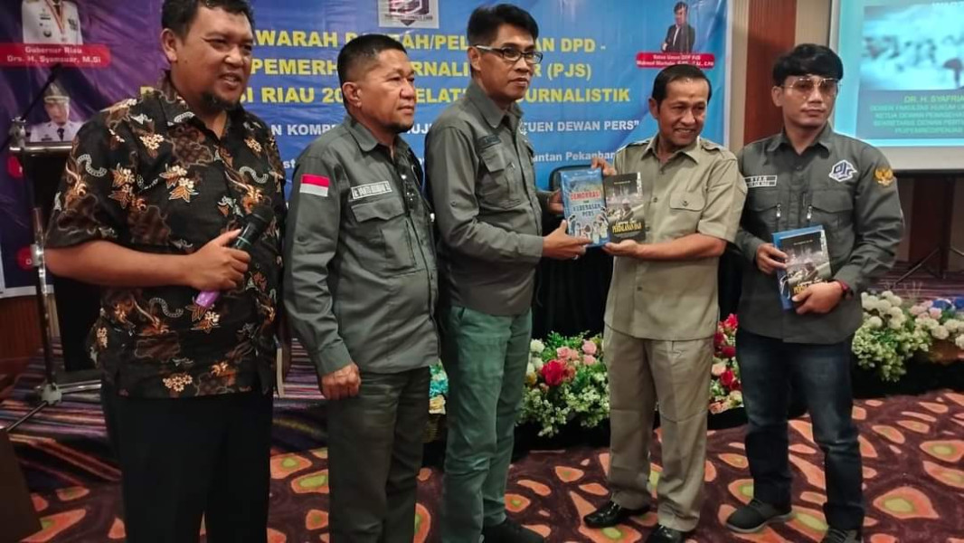 Dapat Pencerahan dan Buku Gratis dari Tokoh Pers Riau H Syafriadi, Lagu 'Madu Tiga' Berdendang di Hati Para Peserta