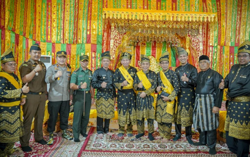 Datuk Sri Marjohan Yusuf Kukuhkan MKA dan DPH LAM Rohil Periode 2022-2027