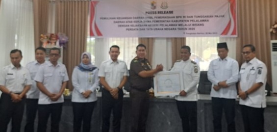 Pemkab Pelalawan Terima Pajak Tertunggak Badan Usaha Guna Genjot PAD
