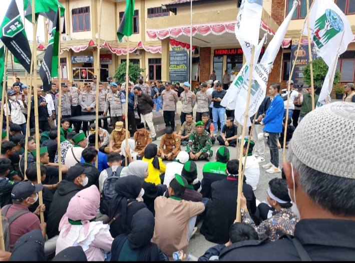 Aksi Mahasiswa Gabungan Aliansi Cipayung Plus dan BEM di Polres Kerinci Berlangsung Damai