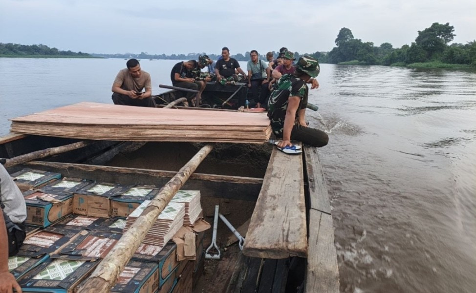 Tembus Arus Sungai Sejauh 15 km,Satgas TMMD Ke-129 Kodim 0313/KPR , Langsir Material ke Pangkalan Terap