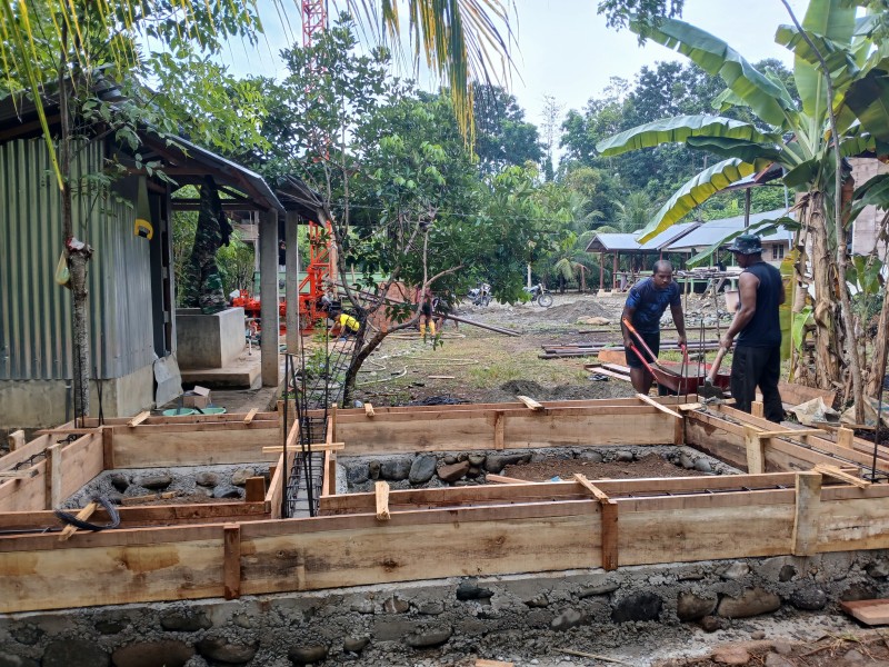 Pengecoran Pondasi Dipercepat, Satgas TMMD Pacu Rampungnya Lima Unit MCK di Dayah Babul Ula Al Munawarah