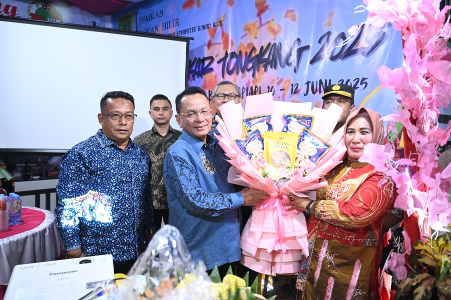 Event Bakar Tongkang, Bupati Rohil Resmikan Stand Bazar UMKM