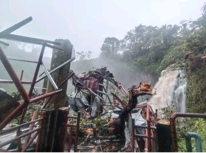 Diguyur Hujan Cukup Deras, Satu Pondok di Wisata Air Terjun Telun Berasap Rusak Tertimpa Pohon
