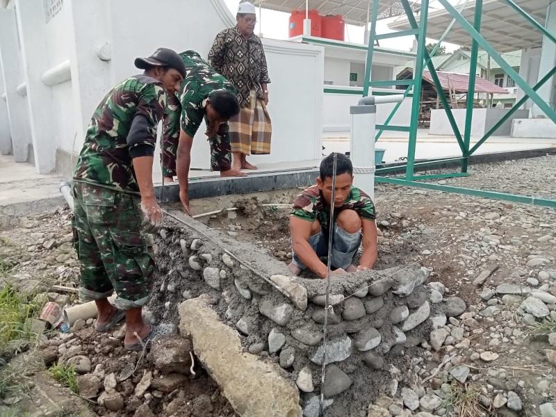 Satgas TMMD Ke-129 Kodim 0102/Pidie Bangun Tempat Wudhu, Lengkapi Sarana Air Bersih di Masjid Al Furqan