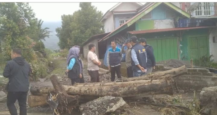 Bupati Kerinci Tinjau Lokasi Banjir di Tangkil dan Jernih Jaya, PUPR Turunkan Alat Berat Bersihkan Material