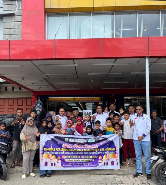 Baznas dan Komnas PA Pelalawan Ajak 30 Anak Yatim Belanja Lebaran di Pangkalan Kerinci