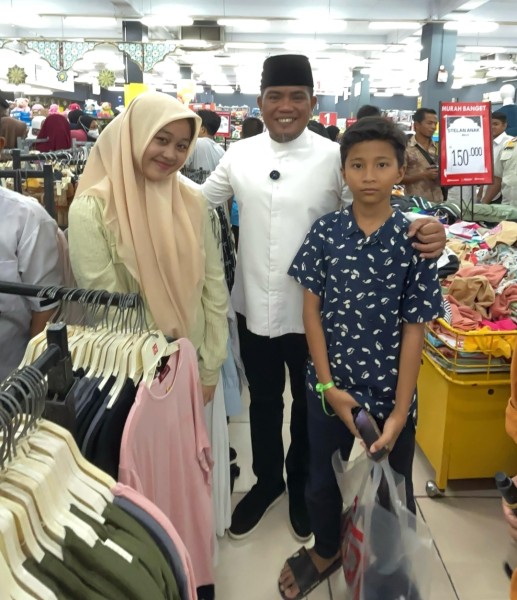 Bersama Forkompinda, Bupati Zukri Ajak 500 Anak Yatim Belanja Baju Baru