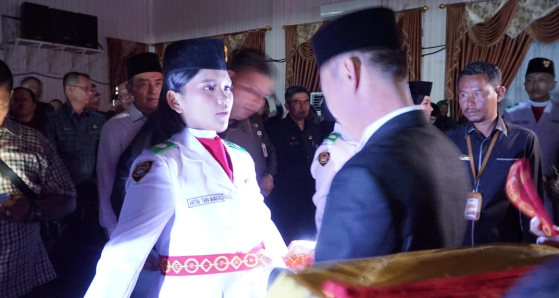 Bupati Rohil Afrizal Sintong Kukuhkan Anggota Paskibraka