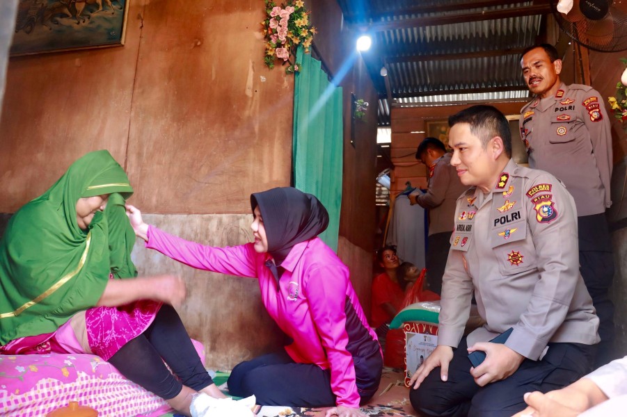 Tersentuh dengan Kisah Pilu Nenek Sebatang Kara, Kapolres Pelalawan Datangi Bawa Sembako