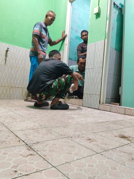 Tak Kenal Lelah Kejar Target, Satgas TMMD ke-129 Kodim 0313/KPR Lembur Malam Rehab MCK Masjid Nurul Ikhsan