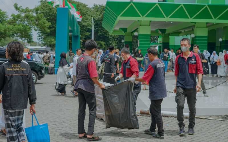 Tim Sapu Bersih AGP Beraksi di Acara 1 Abad NU