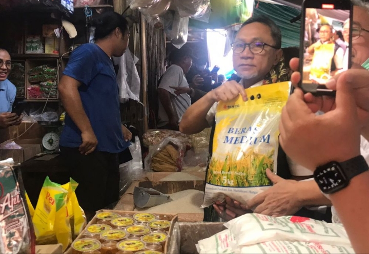 Kunker ke Riau, Mendag Tinjau Harga Pangan di Pasar Cik Puan