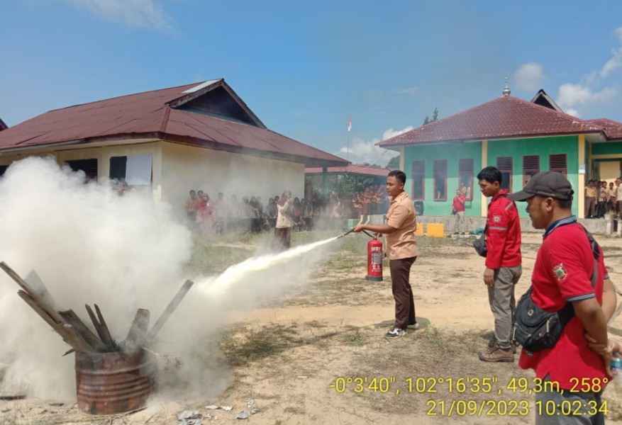 SMAN 1 Kerumutan Terima Sosialisasi dan Simulasi Bahaya Karhutla dari PT Arara Abadi