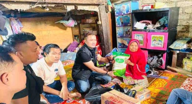 Kasat Reskrim Polres Kerinci Berikan Bantuan ke Nenek Jasmi Yang Menghidupi 3 Cucu